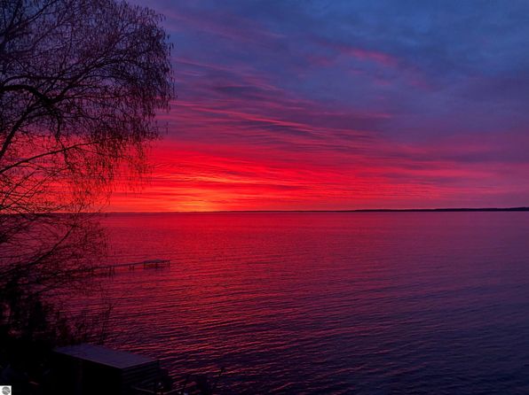 705 S Nanagosa Trl, Suttons Bay, MI 49682