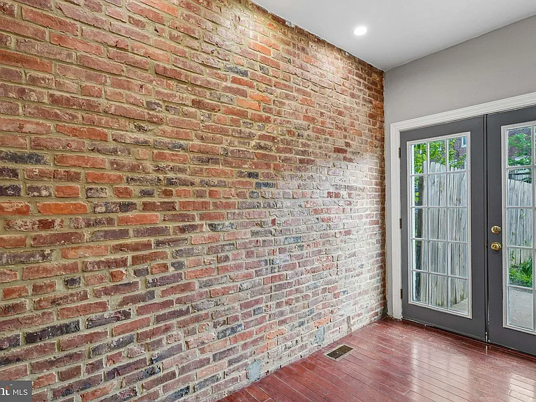 2817 Pelham Ave — Photo 12