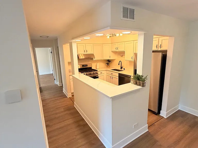 7353 Blackburn Ave #206 — Photo 6