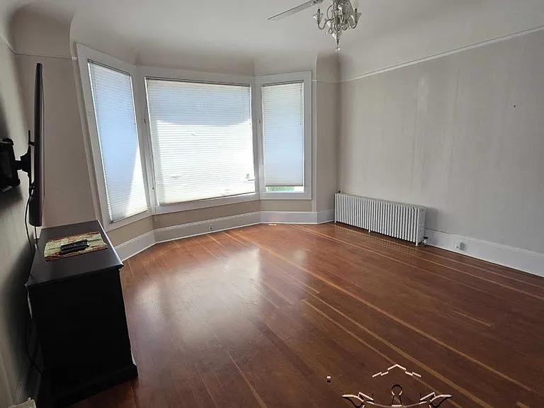 210 N Auburn St — Photo 10