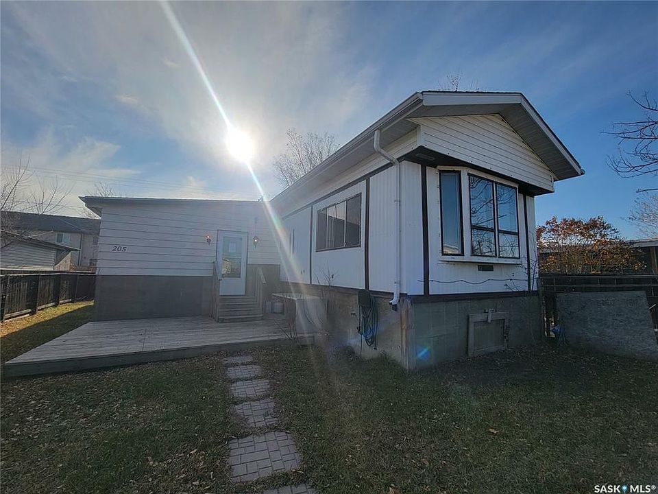 1st image of 205 16th St W