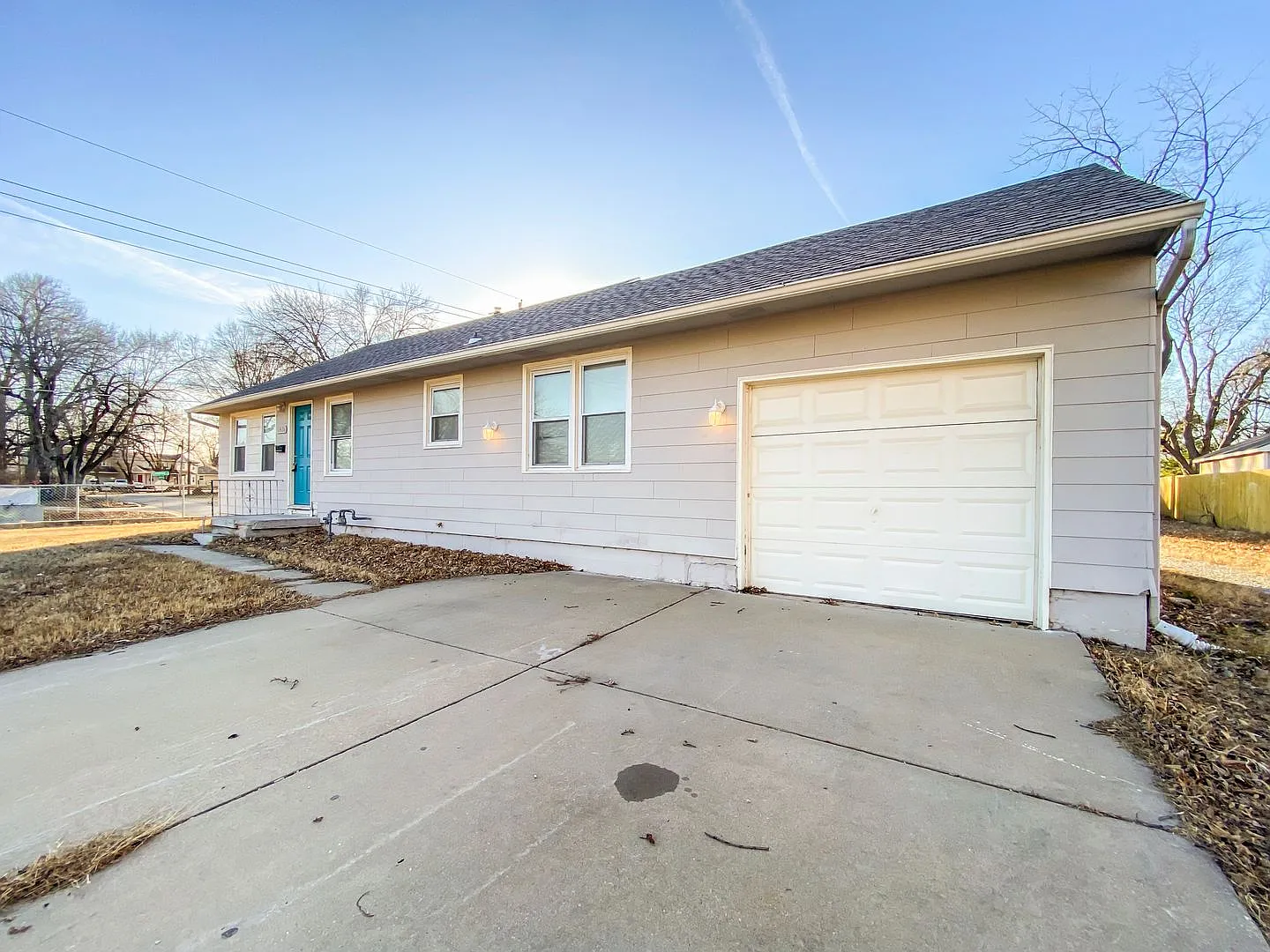 2-Bedroom, 1 Bath Single Family for Rent in Kansas City, MO | Attached Garage & Modern Kitchen — Photo 3
