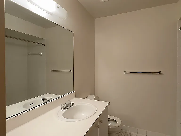 Lakeside Village Apartments — Photo 91