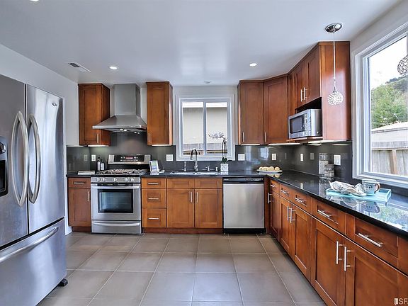 2nd image of 843 Larchmont Dr