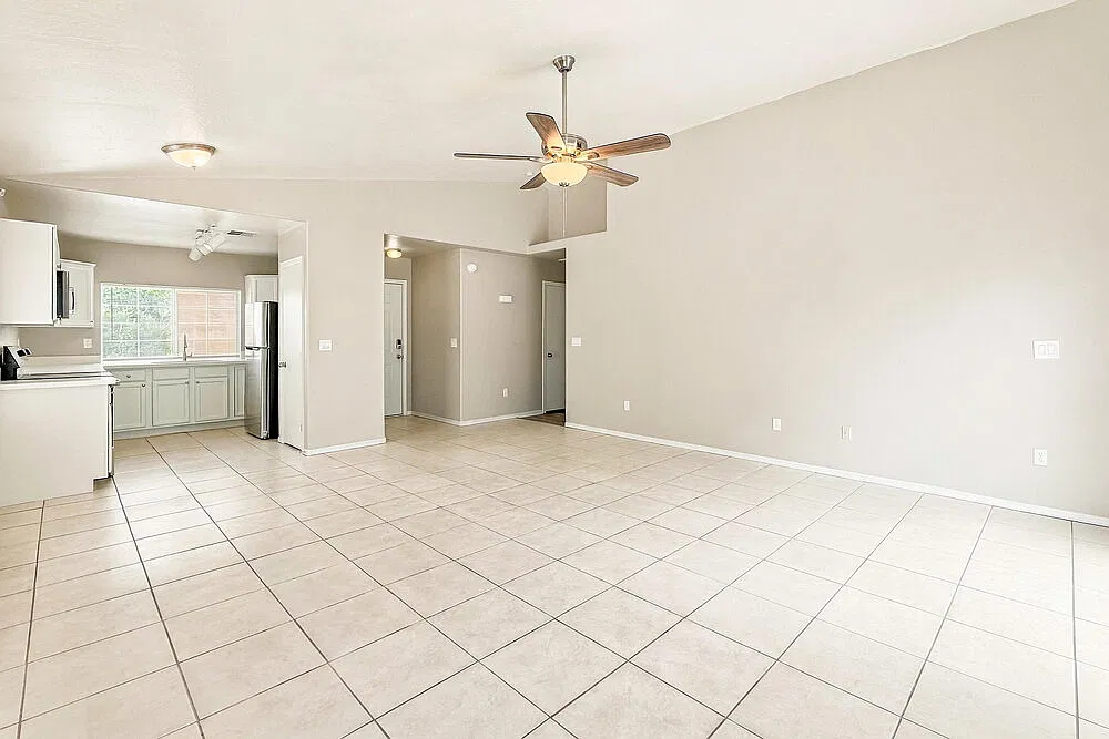 3 bed, 2.0 bath, 1099 sqft, $2,055 — Photo 3