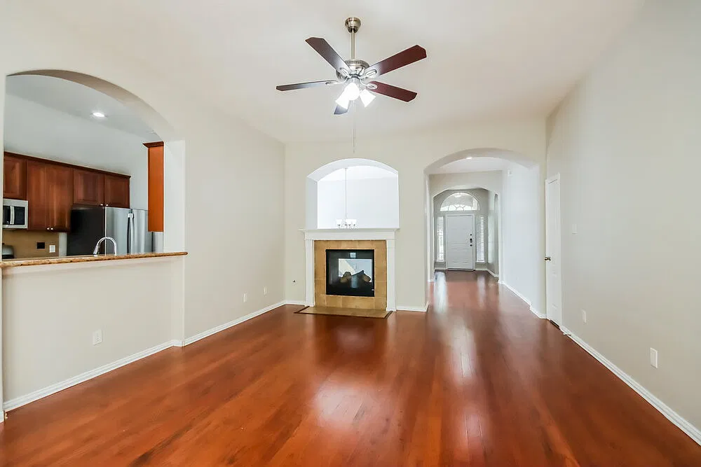 3 bed, 2.0 bath, 1820 sqft, $2,040 — Photo 3