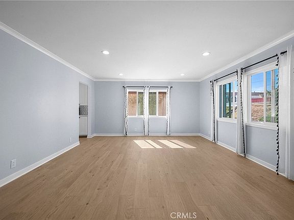 5th image of 441 W 2nd St