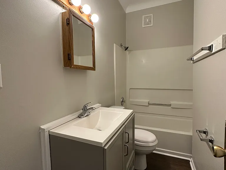 2295-2307 Ashland Ave #1 — Photo 2