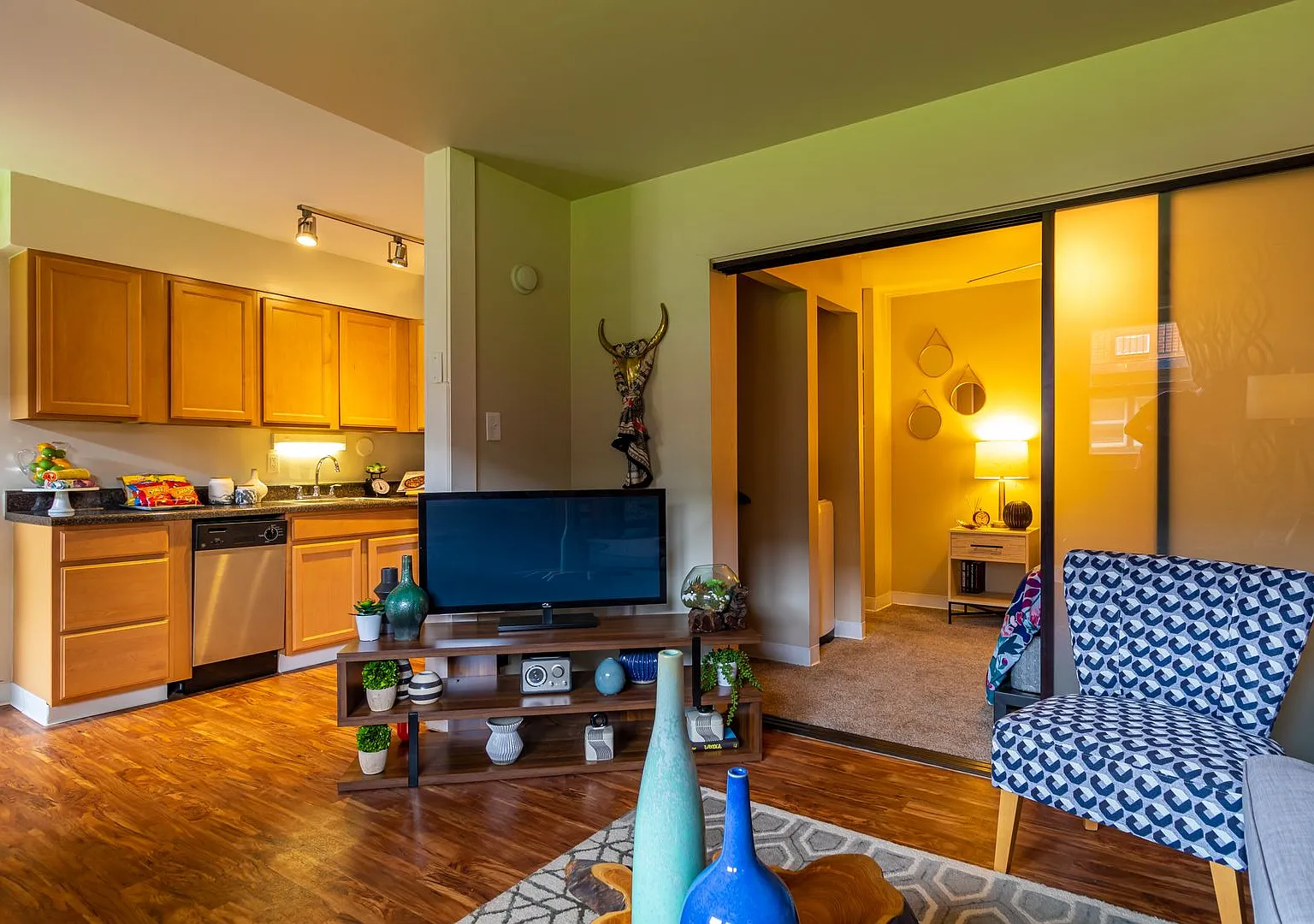 French Beautiful & Spacious 1-Bedroom Apartment at Heritage Apartments — Photo 2