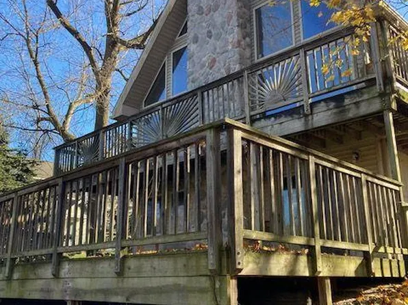 9462 Van Antwerp Rd, Brighton, MI 48116