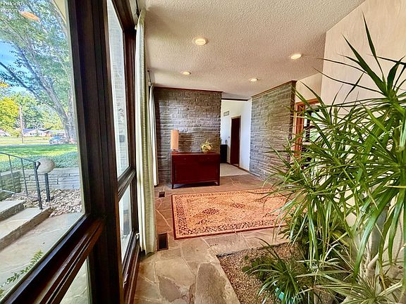 4th image of 52 Breezewood Dr