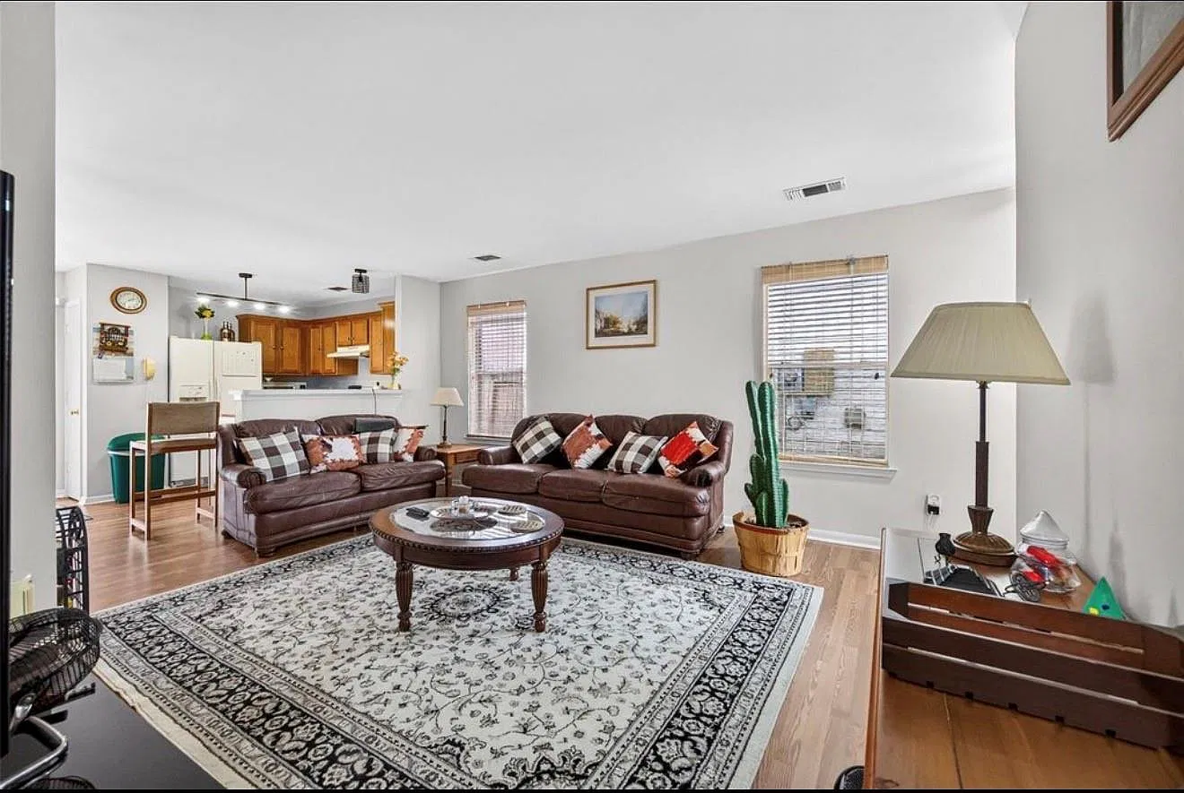 3 bed, 2.0 bath, 1168 sqft, $1,850 — Photo 2