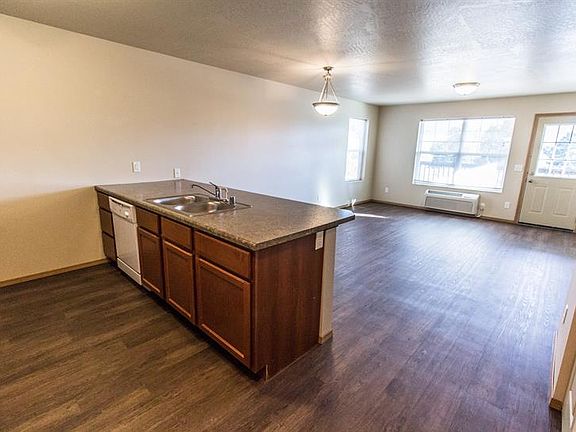 3rd image of 909 Byron St Unit 106