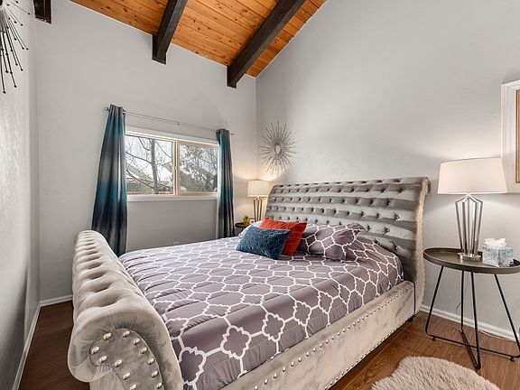 Ensuite Bedroom 1 w/ twin trundle