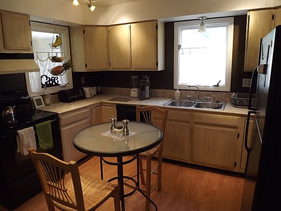 4th image of 1090 Woodland Ave