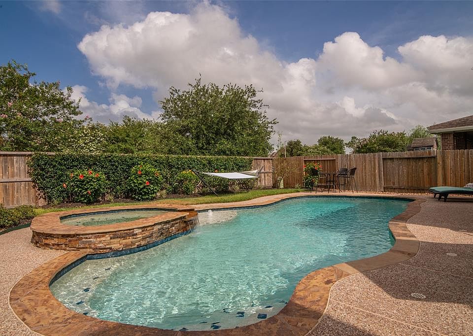 Saltwater pool, spa, no back neighbors. All this and more awaits you at 2216 Valley Blossum Ln in the golf course community of Magnolia Creek in League City.