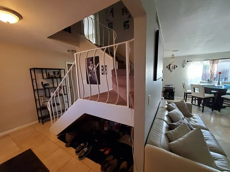 La Riviera Dr — Photo 11