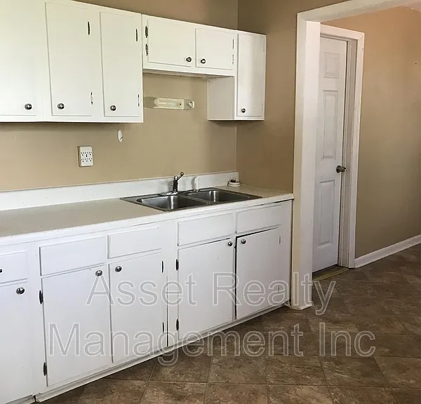 2315 Greenfield Ln — Photo 6