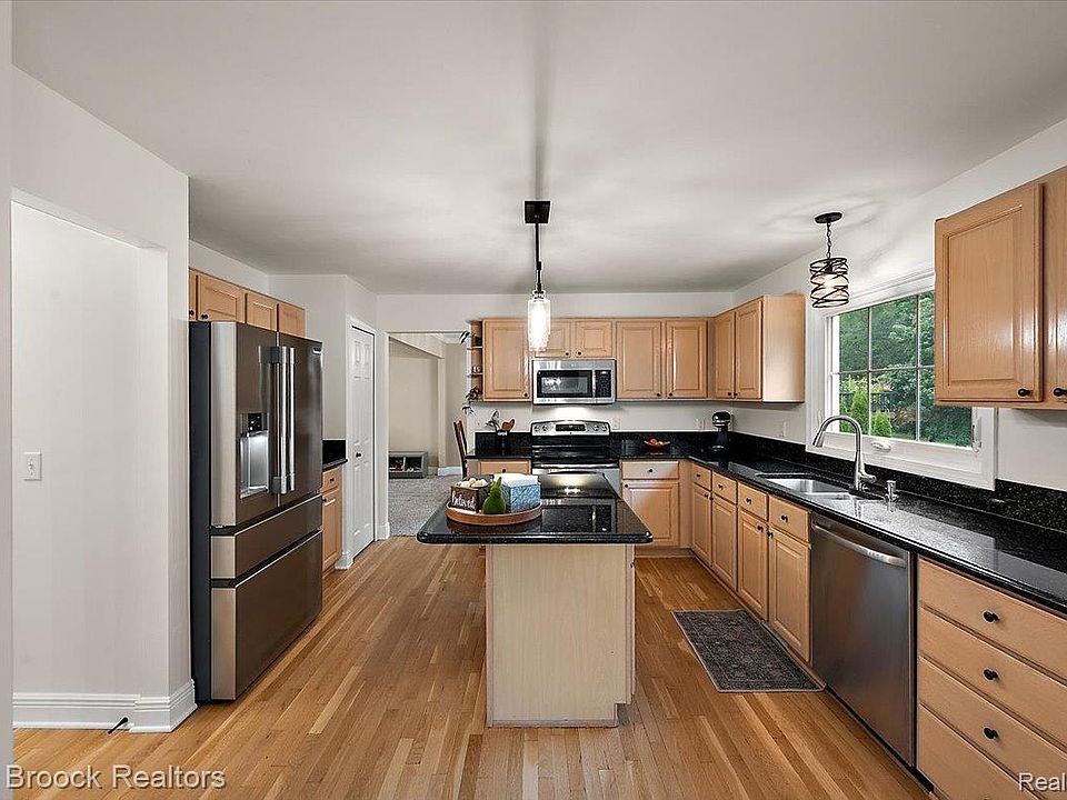 24435 Nantucket Dr, photo 19