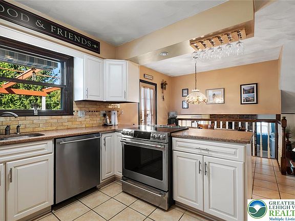 5th image of 1029 Hawthorn Rd