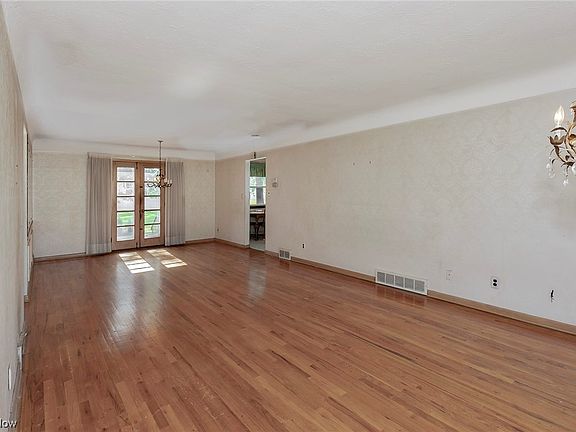 2nd image of 1667 Algiers Dr