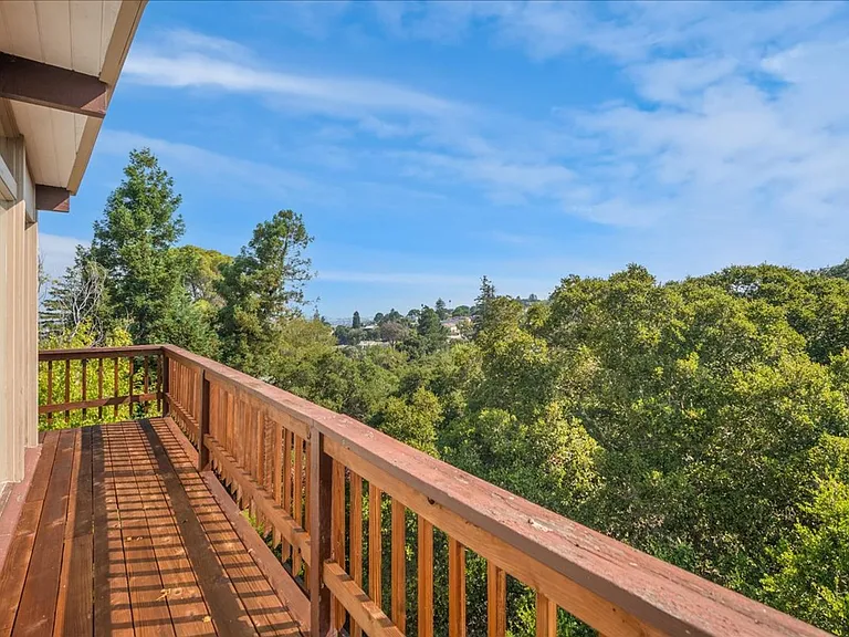 2209 Thurm Ave — Photo 3