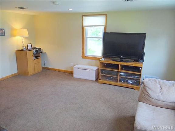 3rd image of 124 Evergreen Pl