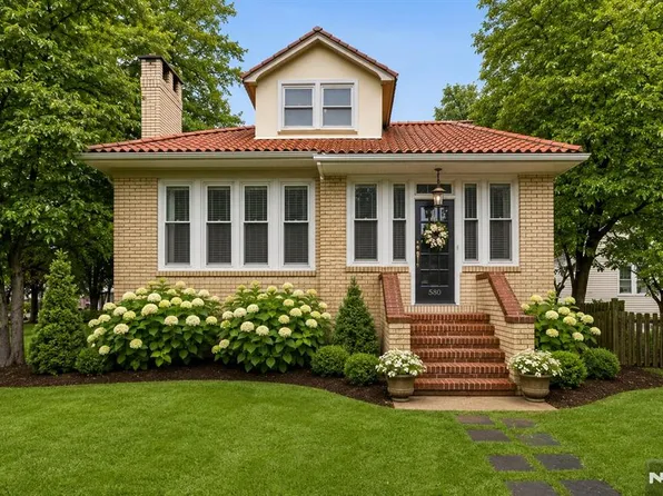 580 Wyckoff Ave, Mahwah, NJ 07430