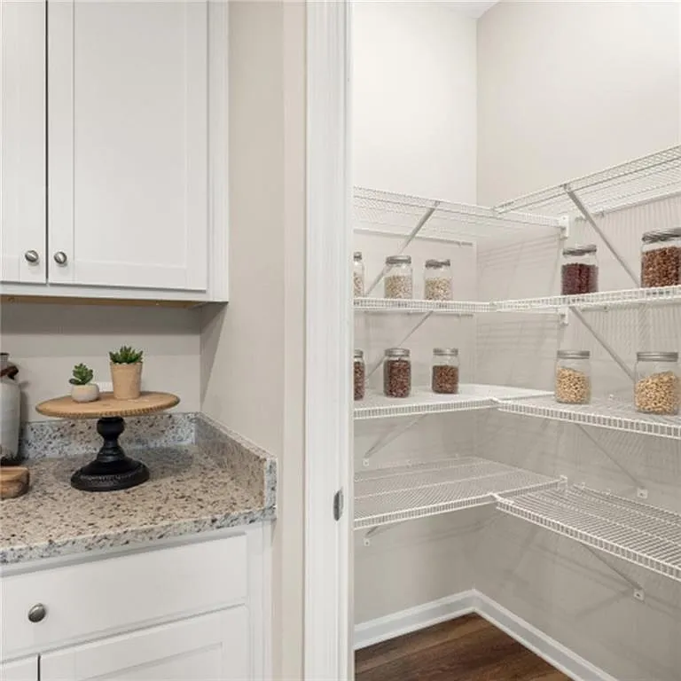 6 bed, 2520 sqft, $2,500 — Photo 2