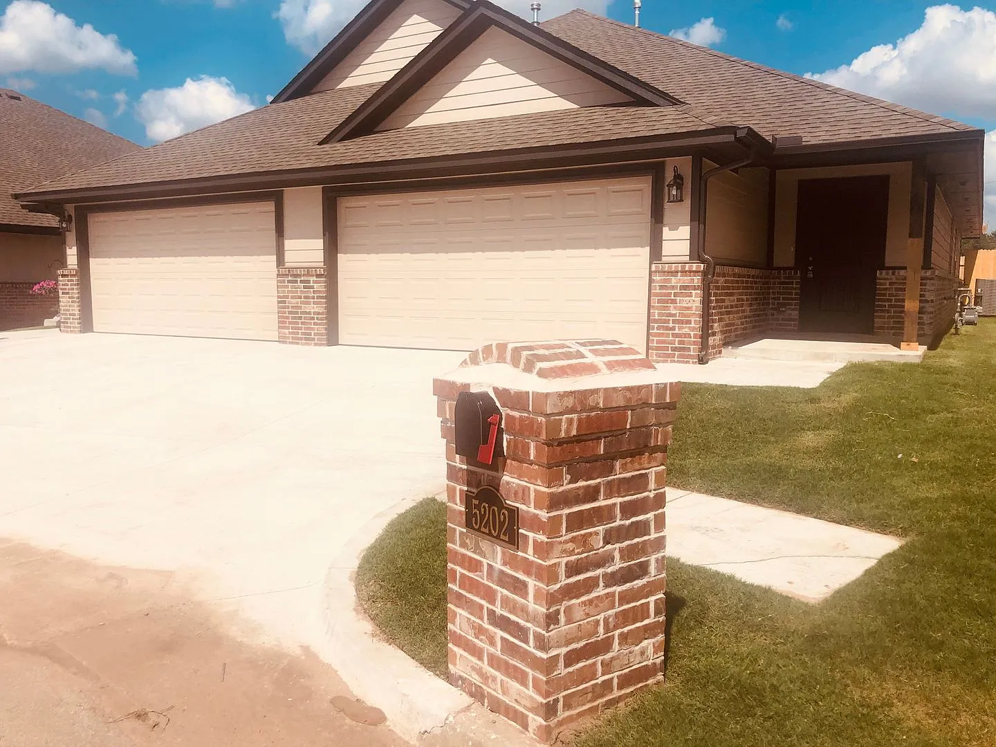 Beautiful 3 bedroom duplex is located between Rockwell and MacArthur off NW 50th Street. Take Mue... — Photo 4