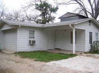 921B E Weinert St, Seguin, TX 78155