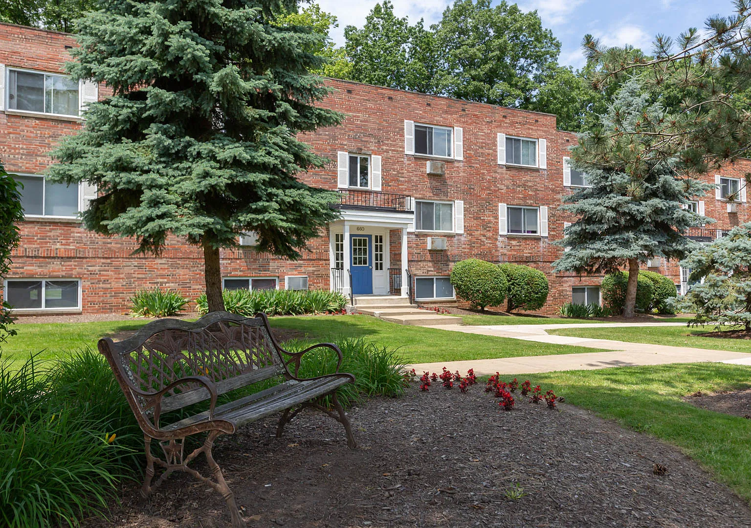 Kensington Club Apartments — Photo 1