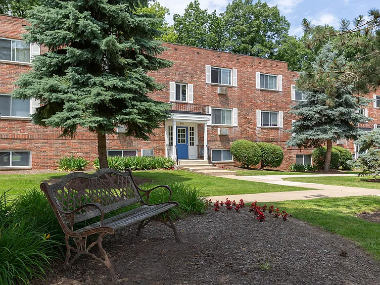 Kensington Club Apartments — Photo 1