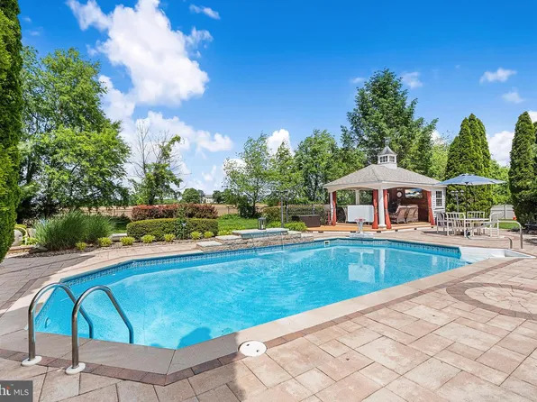 61 Cliffwood Dr, Allentown, NJ 08501