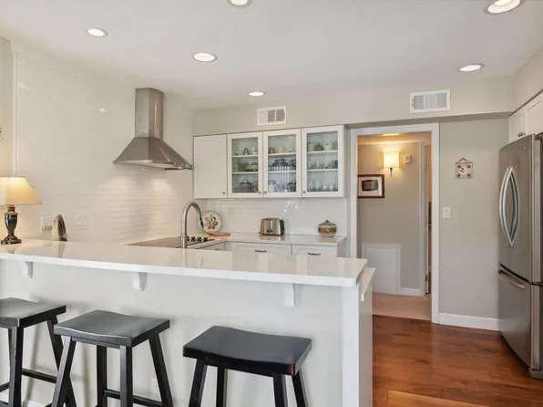 6075 Lincoln Dr APT 204, Edina, MN 55436