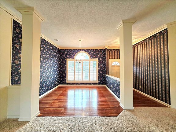 4th image of 1049 Riverdale Dr