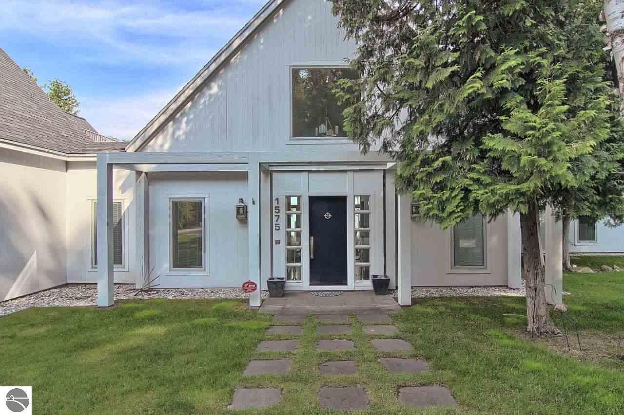 1575 S Knorr Dr, Suttons Bay, MI 49682 Zillow