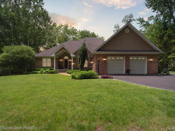 9120 Pineview Lake Dr, Linden, MI 48451