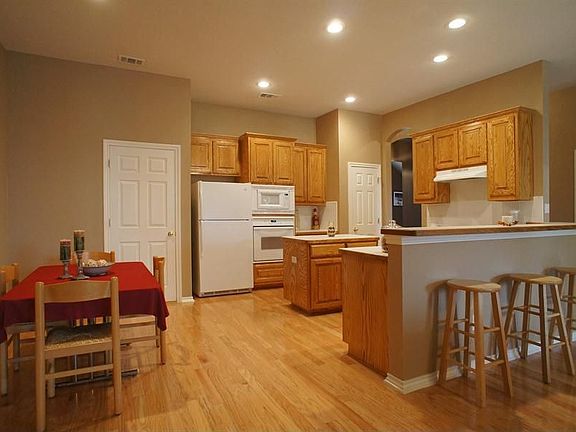 5th image of 2805 White Rock Dr