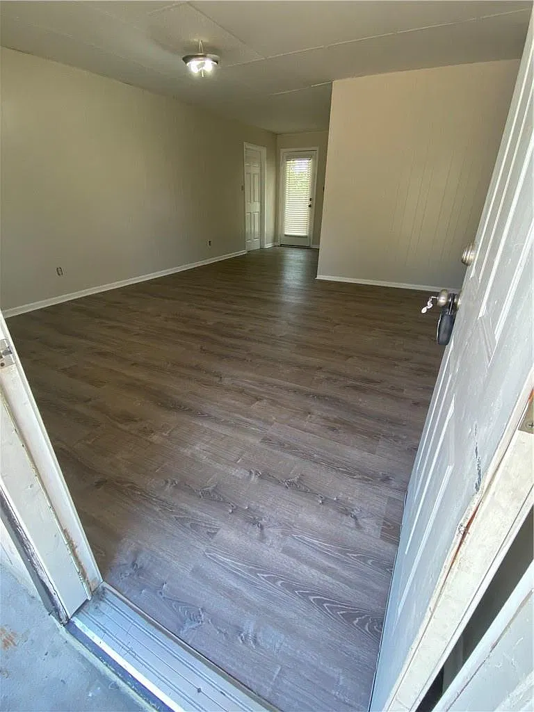 3 bed, 1.0 bath, 972 sqft, $1,600 — Photo 3