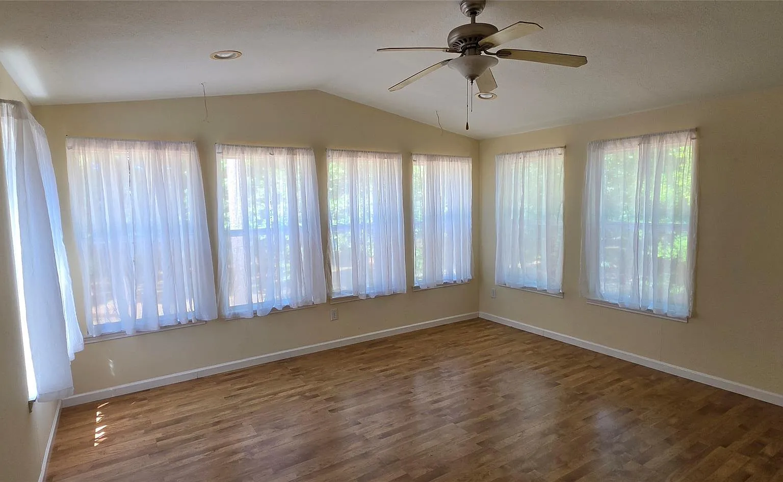 3 bed, 2.0 bath, 1472 sqft, $1,495 — Photo 3