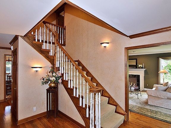 4th image of 37W986 Heaton Dr