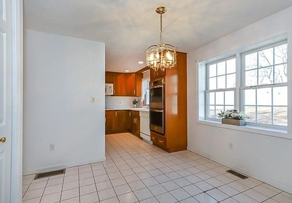 5th image of 18 Wickford Ln