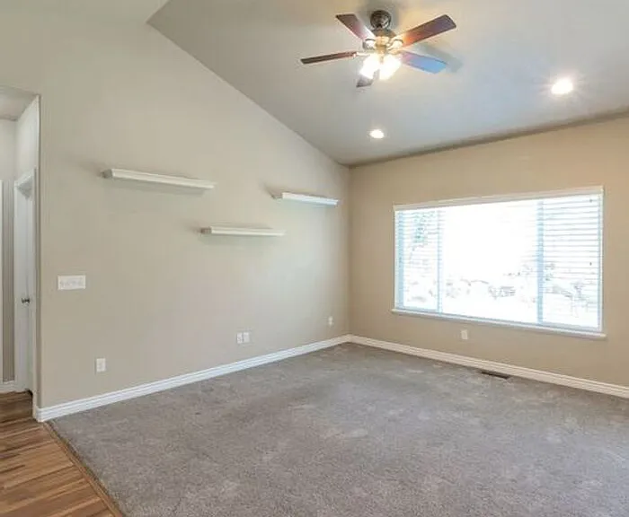 1848 W Woodview Dr — Photo 4