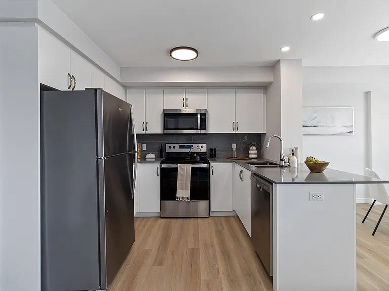 425 Watson Pkwy N — Photo 40