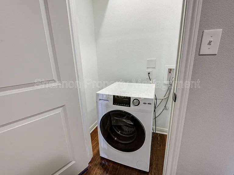 921 Kern St — Photo 11