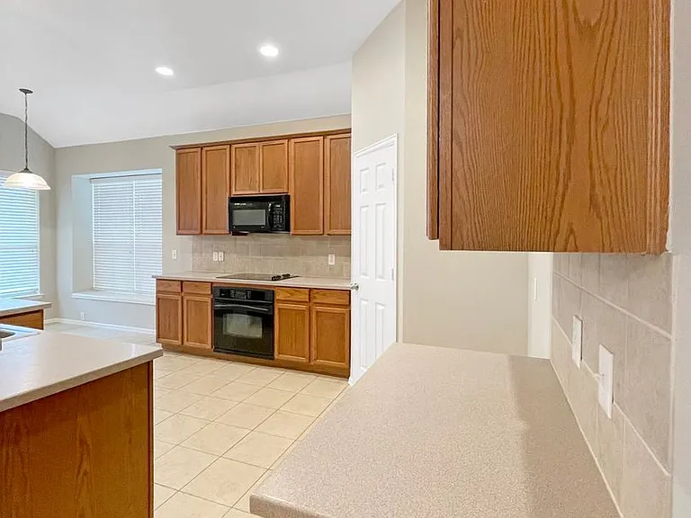 2820 Thorncreek Ln — Photo 4