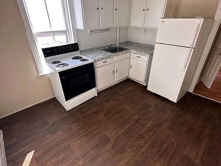 121 N State St — Photo 3