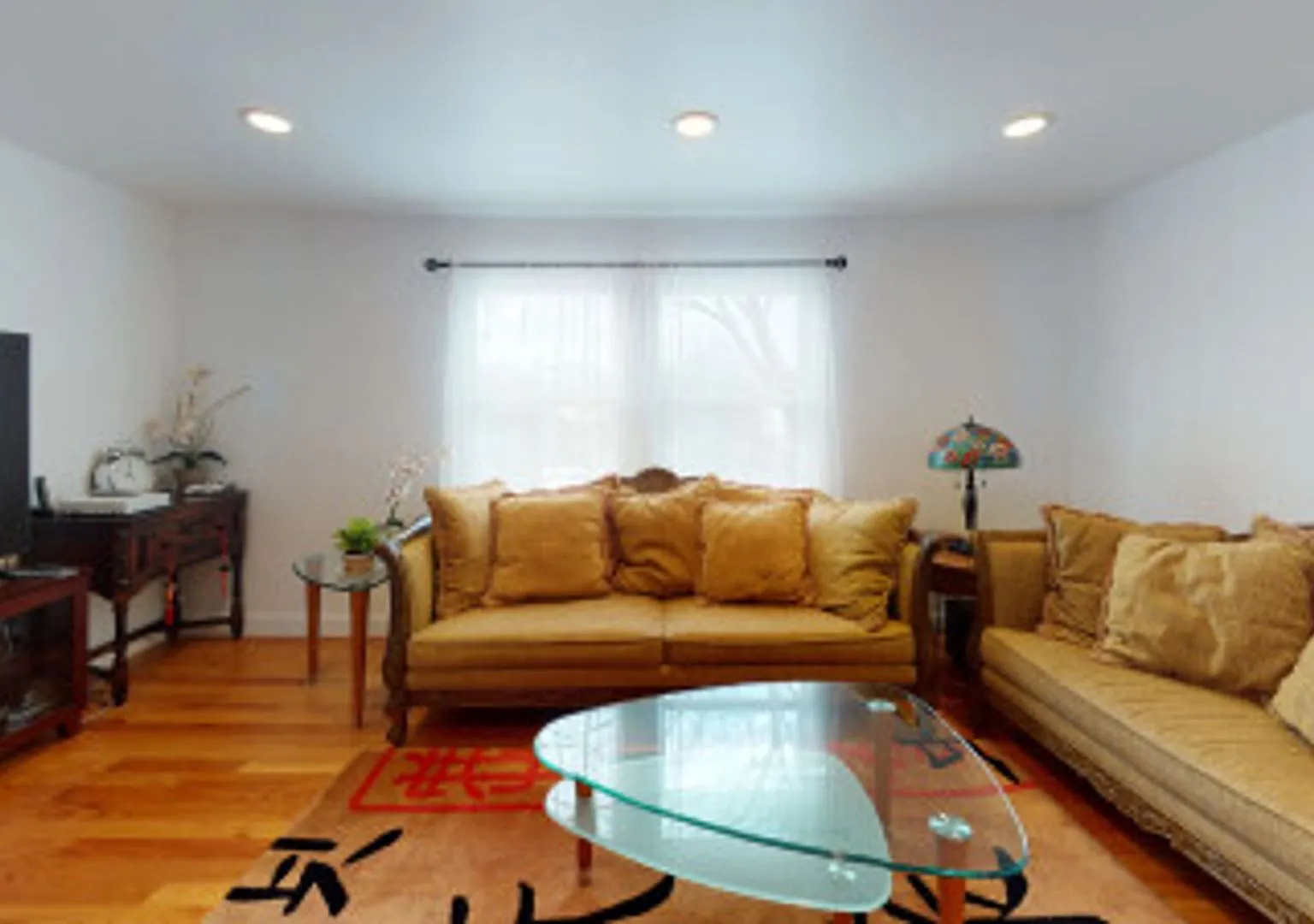 Luxury Townhouse with Chef's Kitchen, Central Air & 3-Car Parking — Photo 2