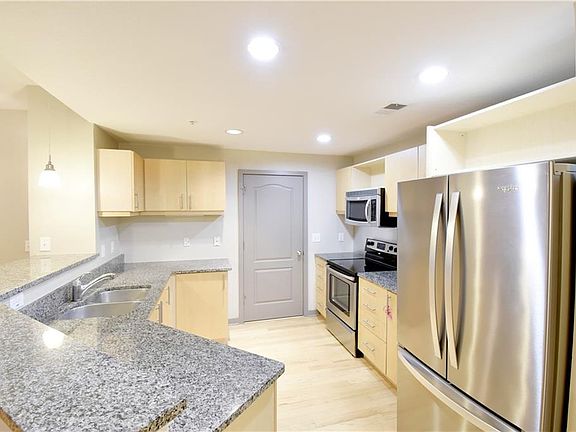 4th image of 390 17th St NW Unit 2024